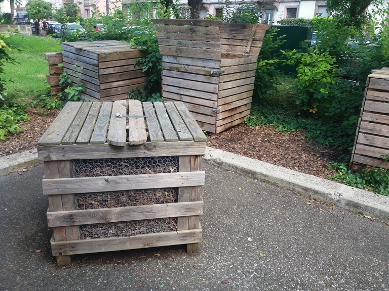 Bac de broyat de bois pour placette de compostage de quartier recyclage — free download